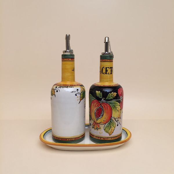 Set of 2 oil and vinegar bottles, cm.20h with tray